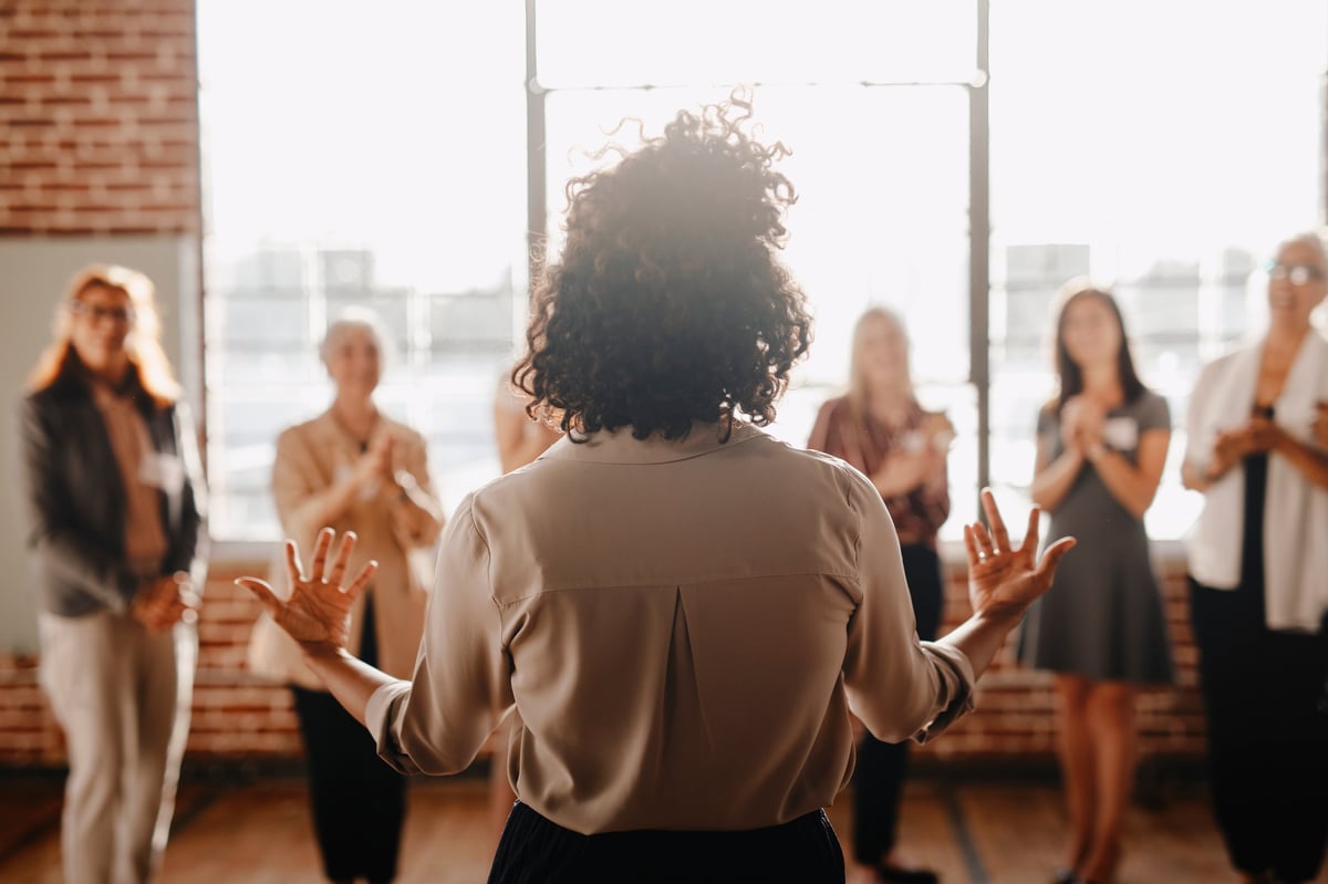 A woman of presence empowering a colleague, the supporting posture of mentorship as accompaniment